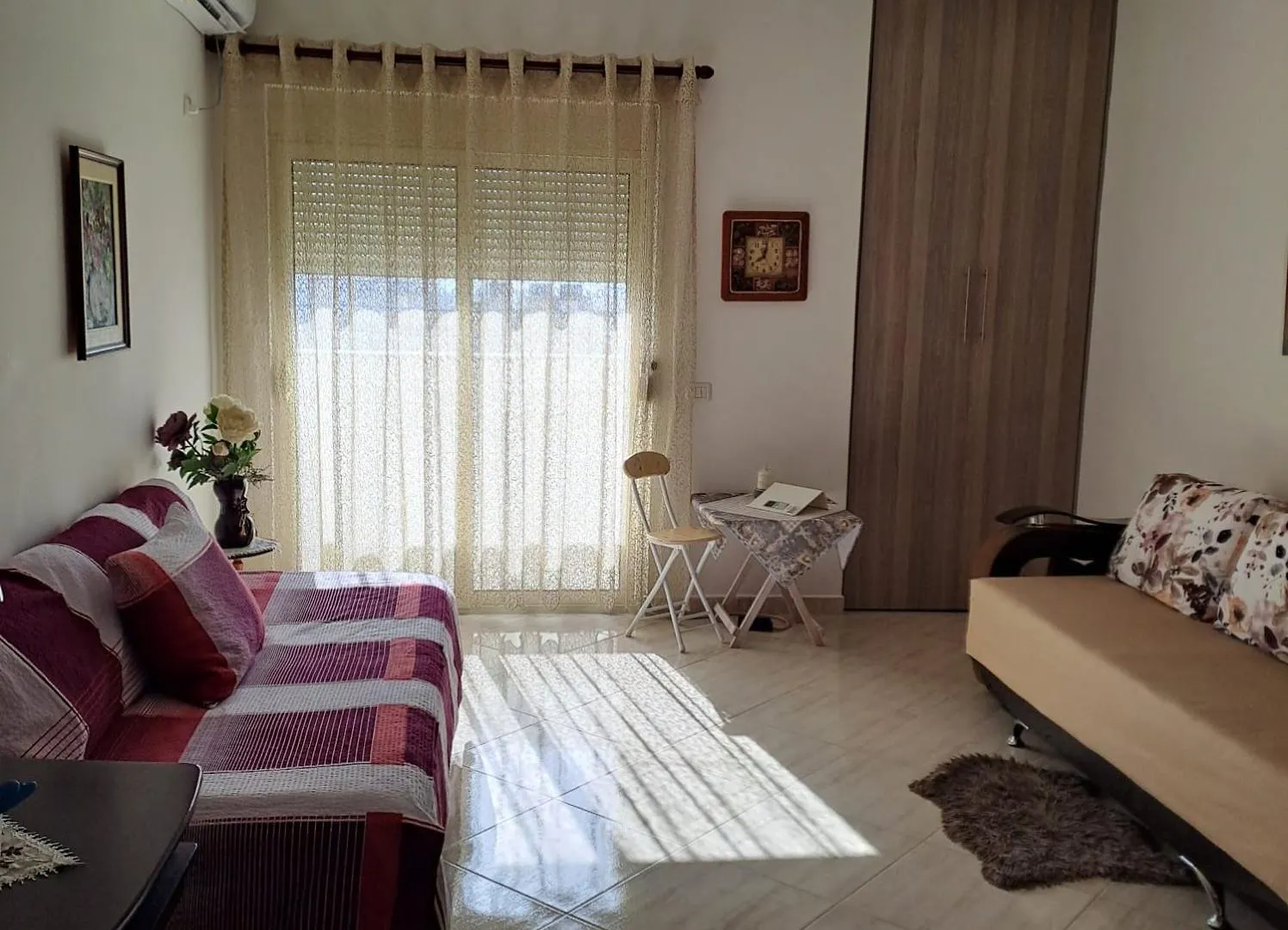 Studio Apartment의 연락처